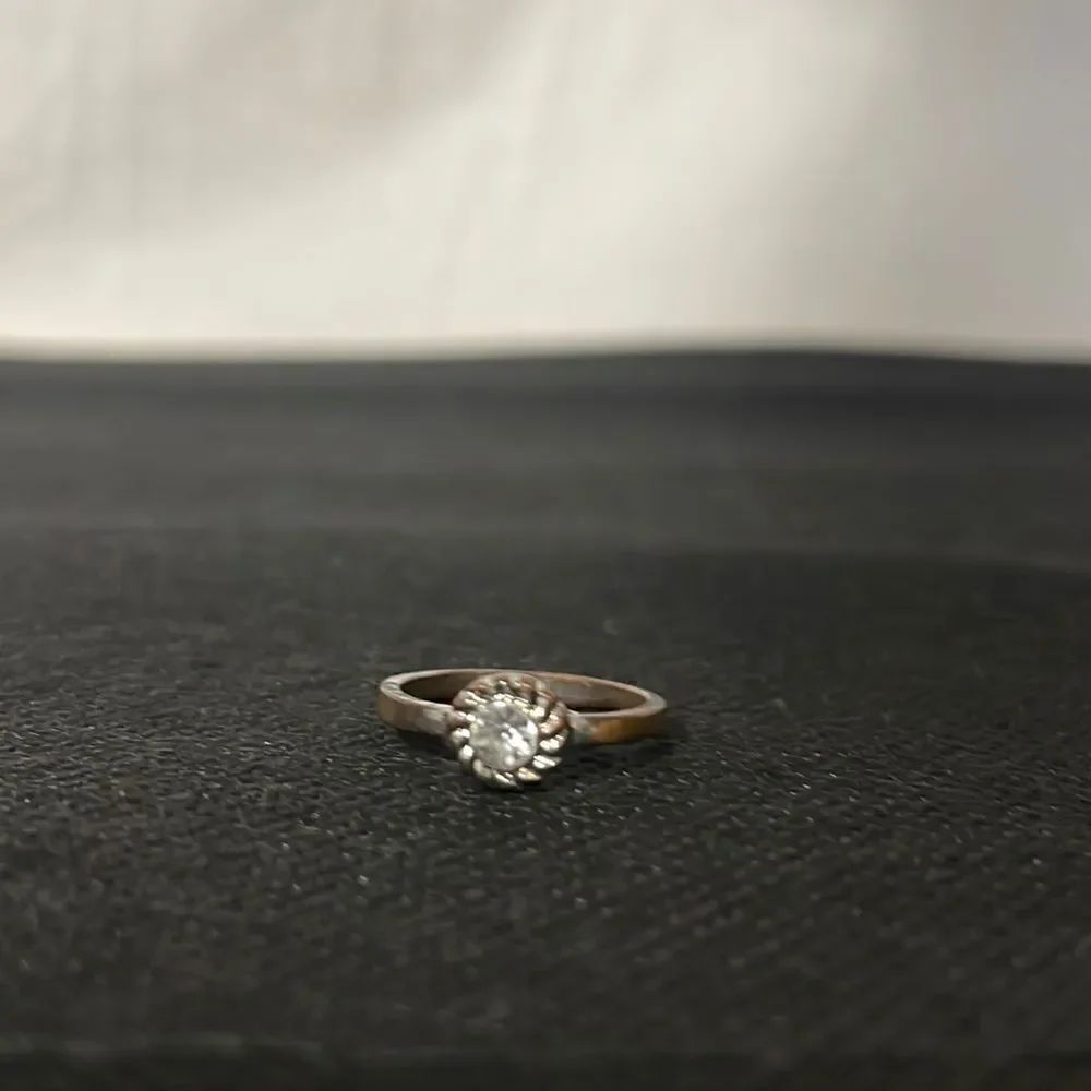 Small ring with a white gem - Picture 1 of 7